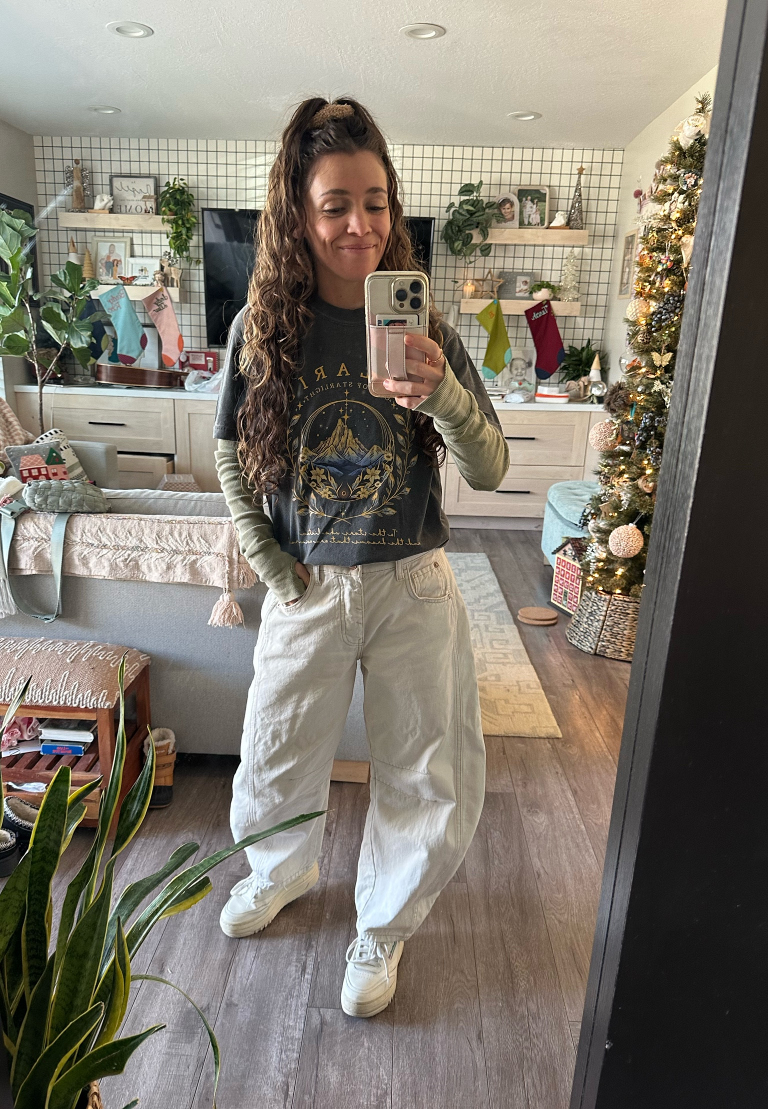 Velaris tee ✨ + barrel jeans & chunky white tennis shoes 