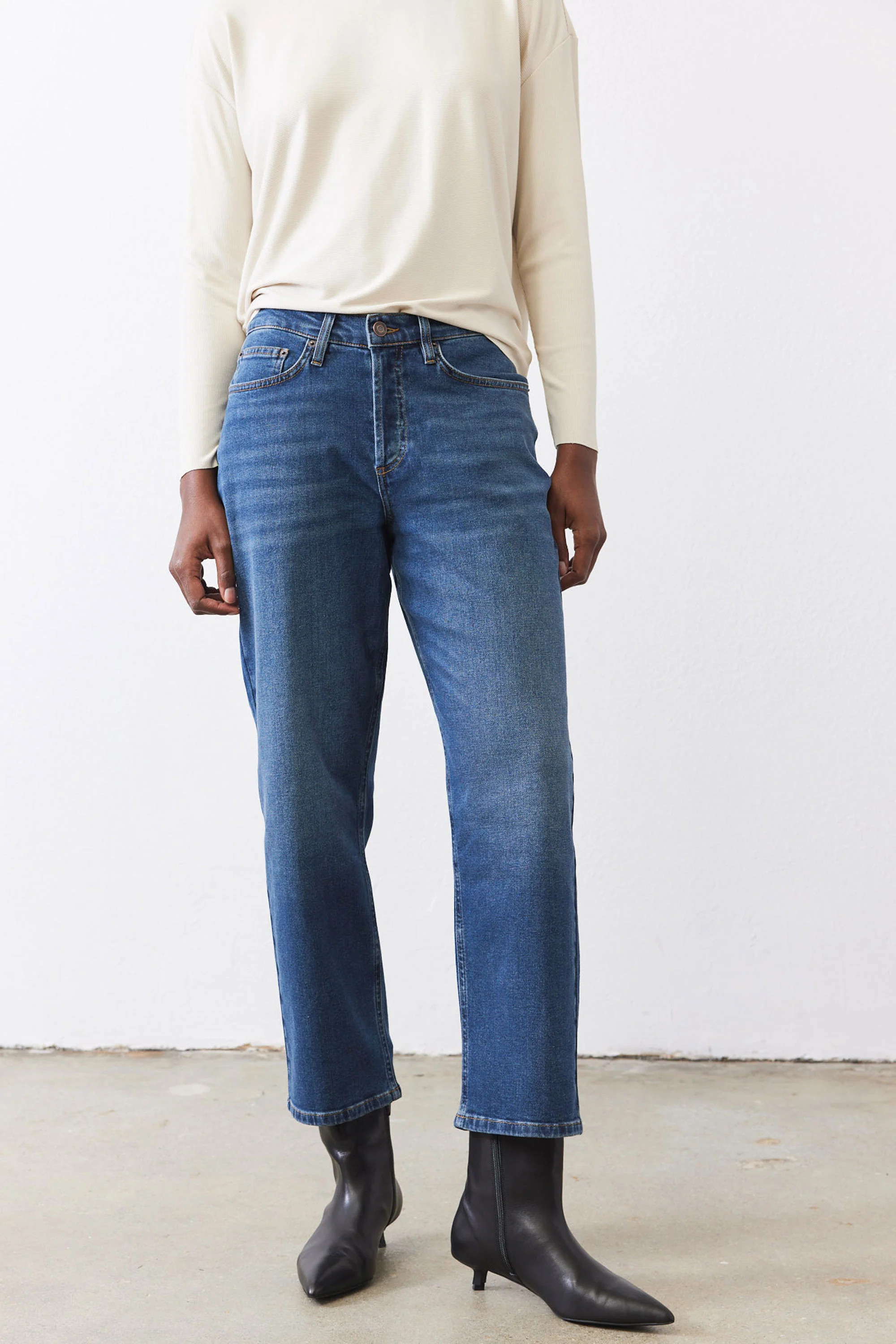 The Crop Mid-Rise Straight Jeans | Ruti