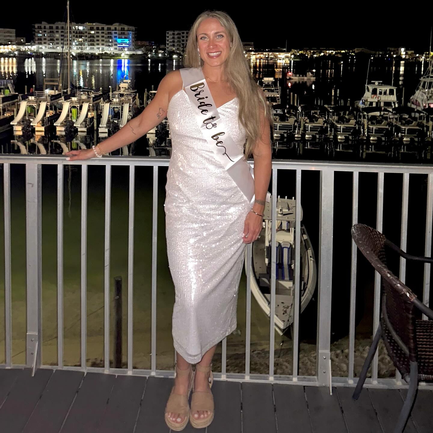 Every bride needs her mermaids 🧜🏼‍♀️🤍✨

•
•
•
•
#daraslastsplash #bachelorette #bridetobe #mermaidsandmatrimony #destinfl