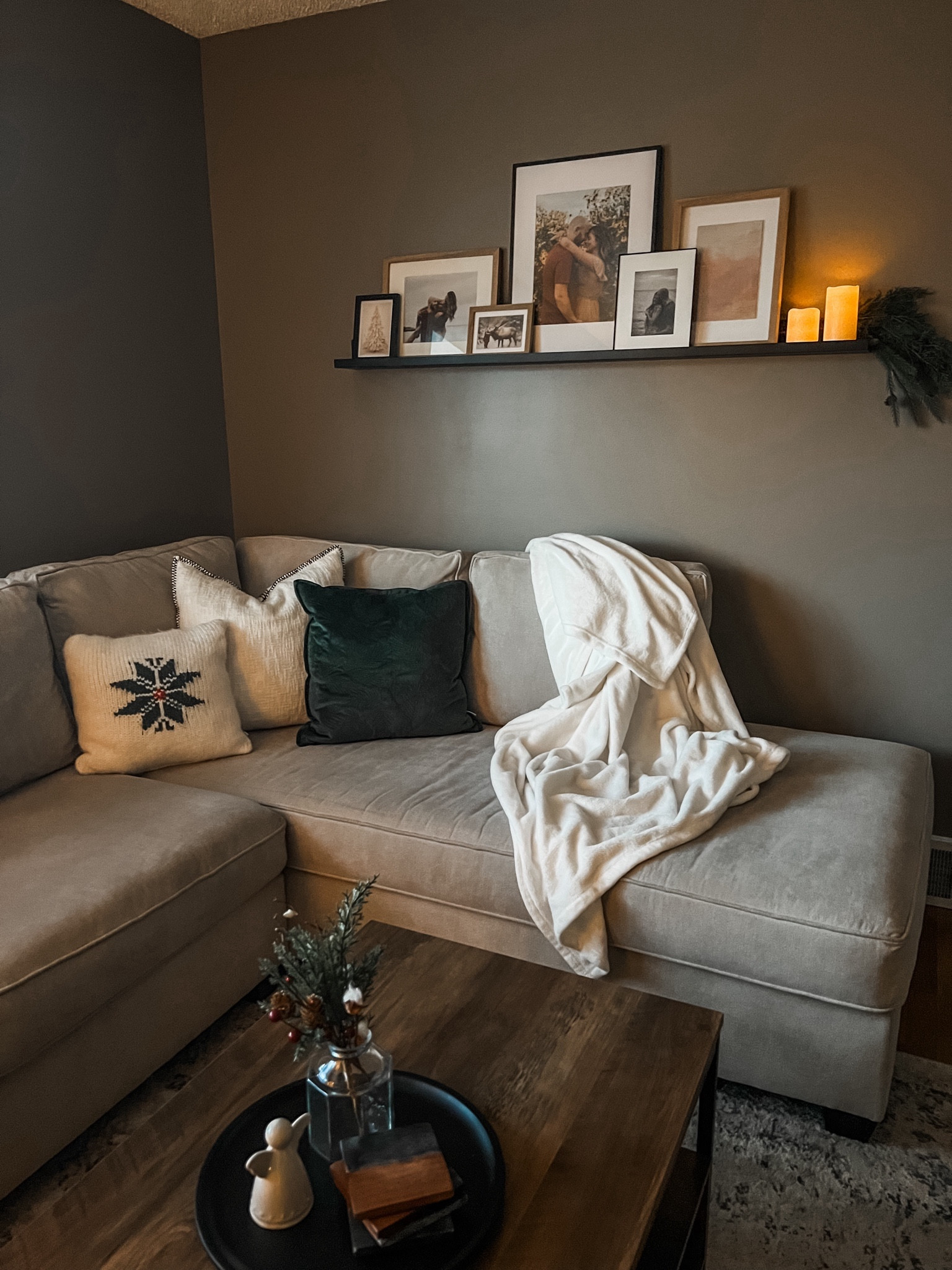 Christmas photo ledge decor 

Minimal decor, natural decor, organic decor, Christmas decor finds, Amazon decor, Christmas living room, Christmas throw pillows

#LTKSeasonal #LTKHoliday #LTKCyberWeek