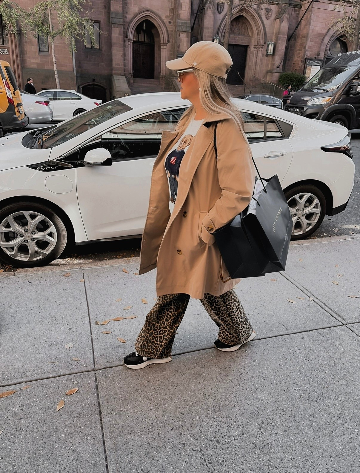 Bear-ing it all on Madison Ave 🐻✨ Leopard jeans, Ralph Lauren sweater, and my go-to khaki trench – city style, elevated.

Comment SHOP below to receive a DM with the link to this post on my LTK ⬇ https://liketk.it/5BaJM

#RalphLauren #MadisonAveMood #StreetStyleVibes #ChicAndCozy #OOTDInspo