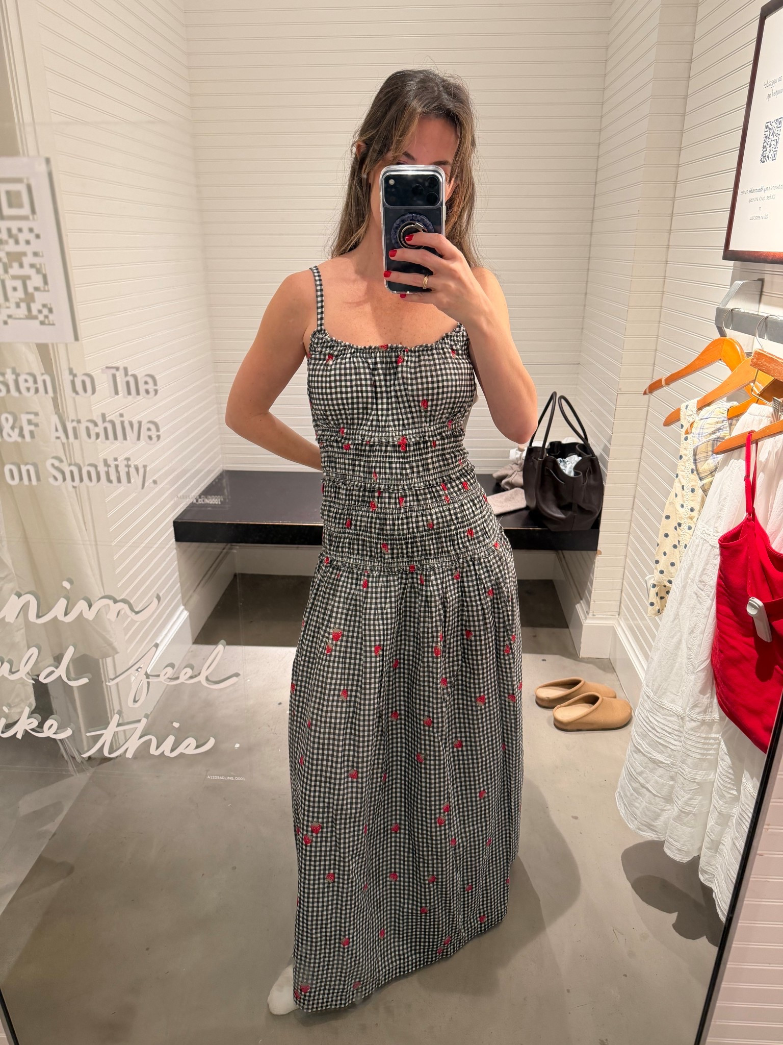 Abercrombie bra free smocked drop waist maxi dress  , gorgeous print 

Wearing S need XXS  (have it gathered behind my back) 

#abercrombie #abercrombiedresses 