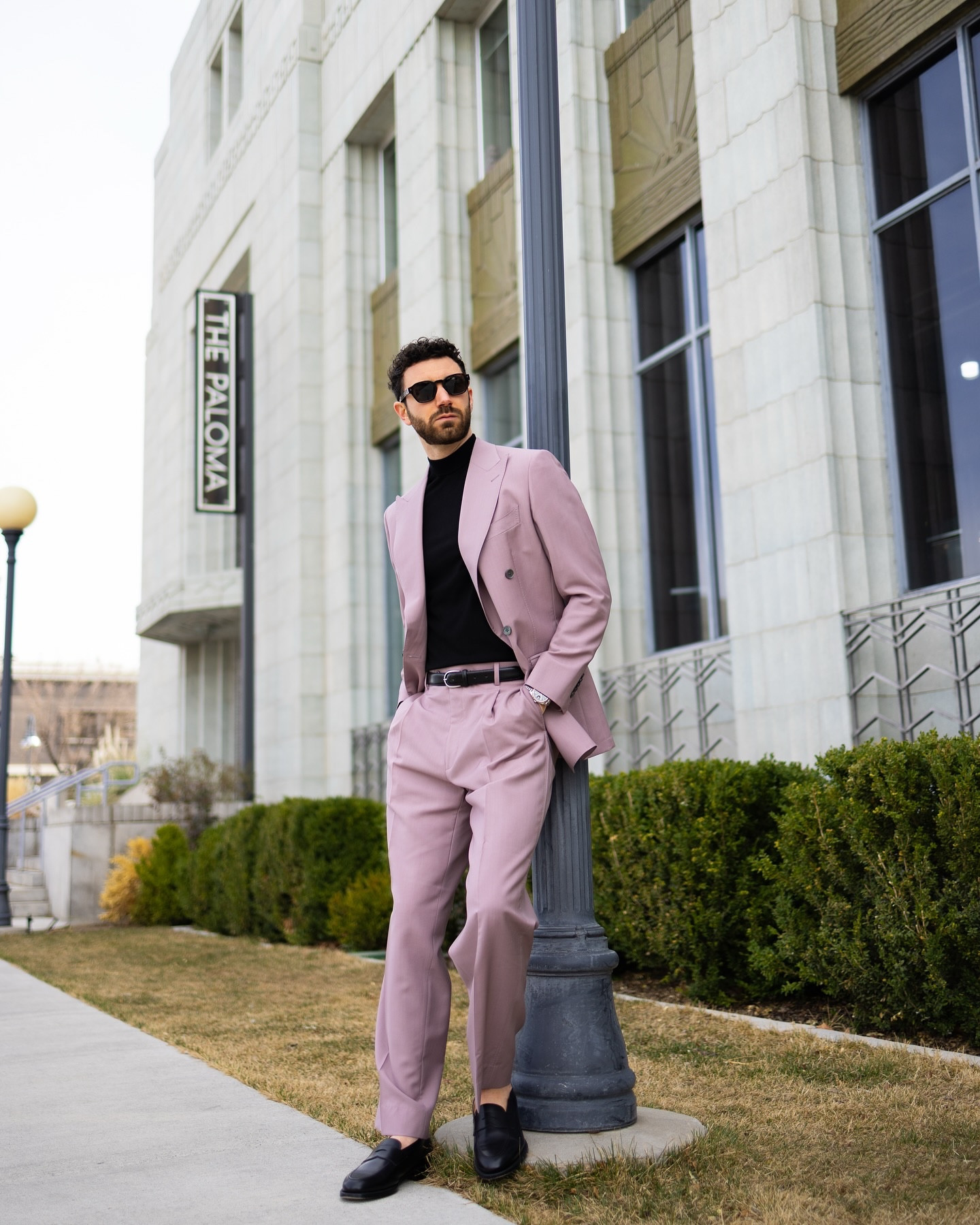 Tailored for success, styled with confidence. Suit up and stand out. A classic look with a modern edge suitsupply 😎

#suitsupply #menssuits #bespoke #menswear #springsuit