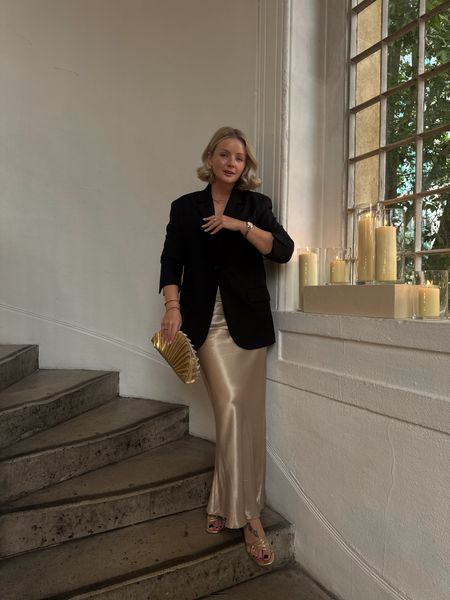 Gold and black evening outfit ✨ gold satin skirt, black oversized blazer, gold sandal heels, gold clutch bag 
