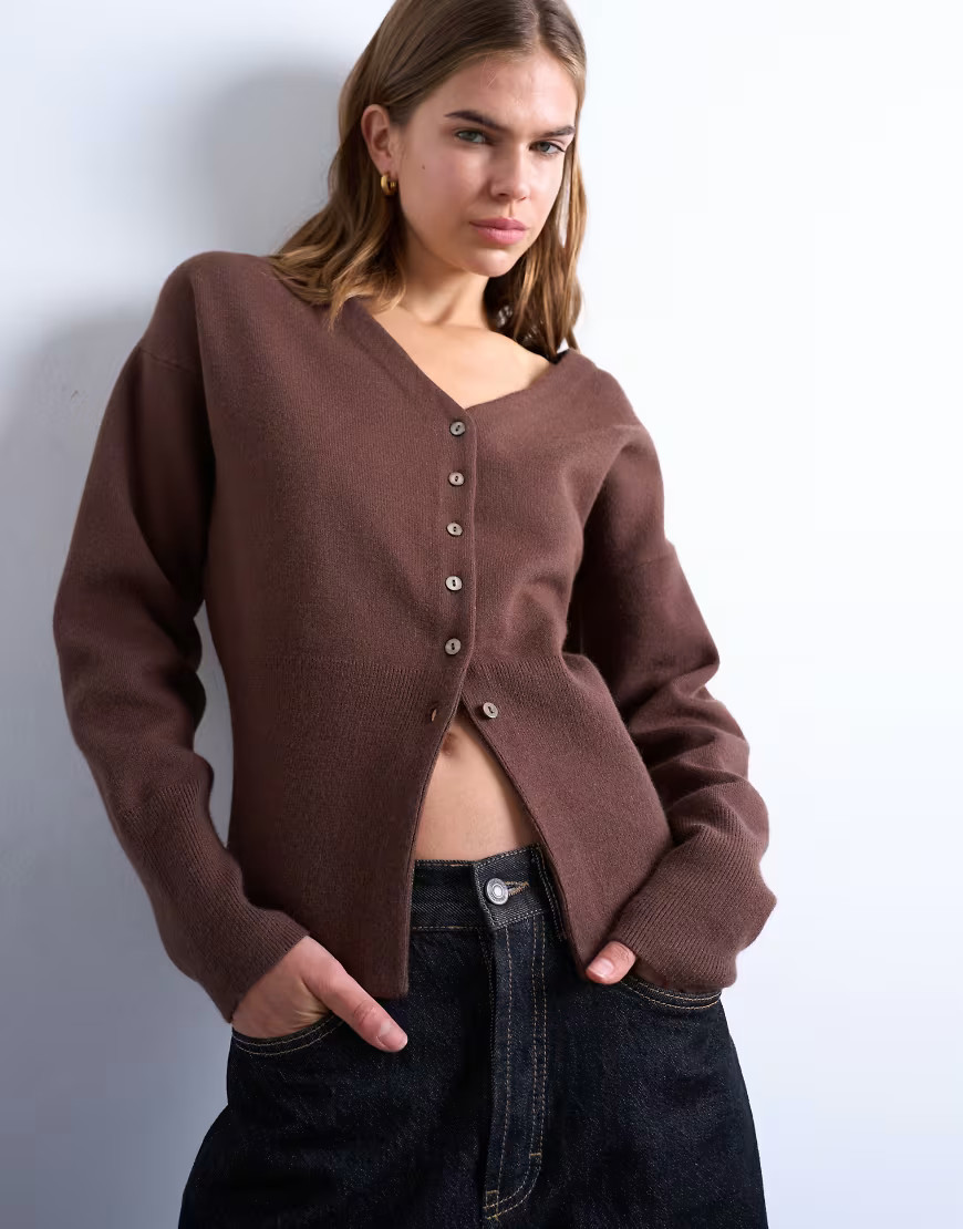 Topshop – Taillierte Longline-Strickjacke aus Kompaktstrick in Schokobraun mit V-Ausschnitt-Brown | ASOS (Global)