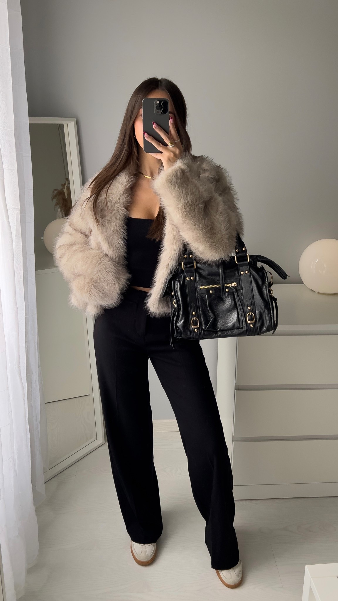 🩶 Top : Zara
🩶 Coat : Hacoo
🩶 Bag : MaisonPerla collection
🩶 Shoes : Adidas Spezial

#LTKeurope #LTKfrance #LTKwinter