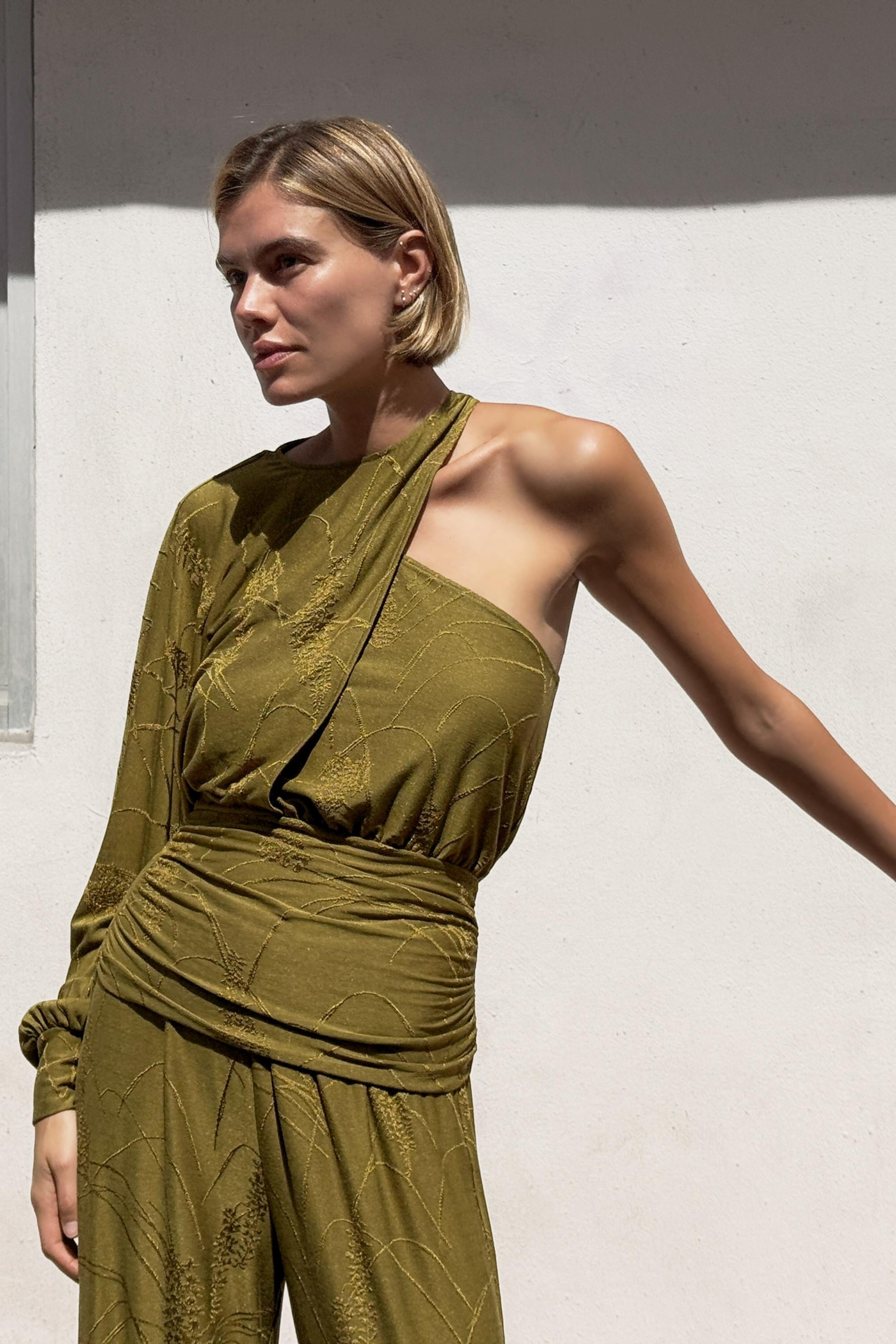 Mid-waist trousers with an adjustable drawstring waistband. Floral jacquard fabric detail. | Zara UK