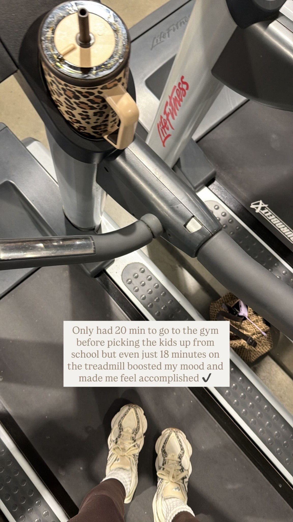 Only had 20 min to go to the gym before picking the kids up from school but even just 18 minutes on the treadmill boosted my mood and made me feel accomplished ✔️