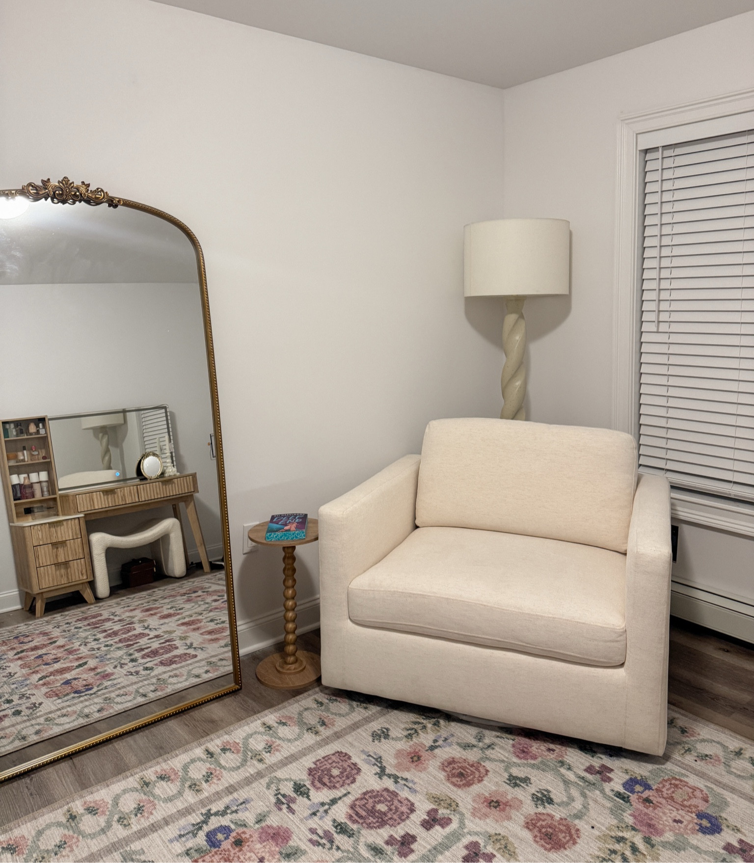 Reading room🫶 couldnt link chair and mirror, they are homegoods and homesense finds!!

Home decor, home inspo, reading corner, accent chair, floral rug, lamp  neutral home decor

#LTKHome #LTKSpringSale #LTKFindsUnder100