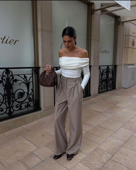 look du jour 

top à manches longues drapé blanc, top blanc épaules nues, pantalon taupe, pantalon habillé à pinces, pantalon marron, sac avec anse couleur chocolat, sac chocolat

#LTKstyletip #LTKitbag