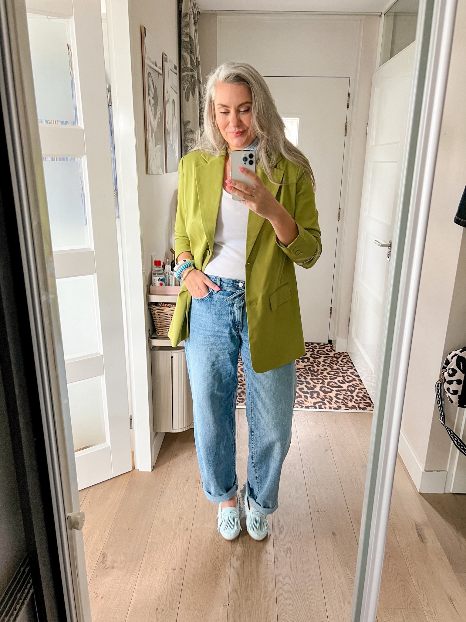 OOTD - Zaterdag. Witte tanktop (L), limegroene blazer (42), barrel leg jeans (32/36”), lichtblauwe mocassins (DWRS). 



#LTKnederlands #LTKmidsize #LTKeurope