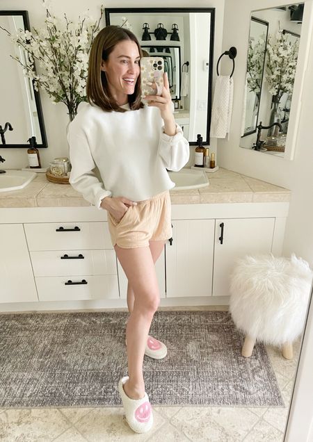 FASHION \ Sunday night loungewear! Crop sweatshirt (s), smiley shorts (s) and slippers!😁😁

Mom fit
Outfit 
Amazon 

#LTKunder50 #LTKstyletip