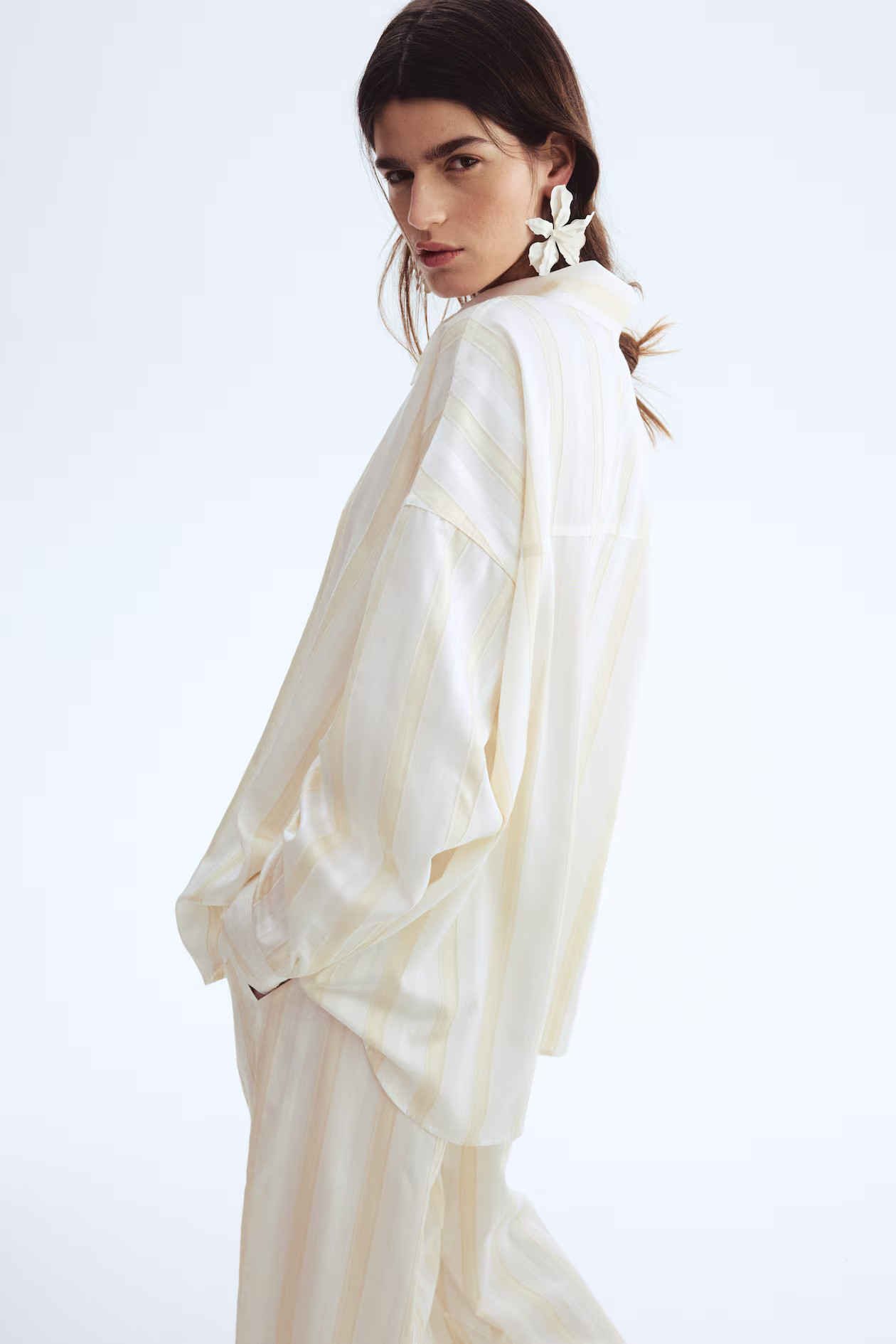 Oversized dobby-weave shirt - White/Striped - Ladies | H&M GB | H&M (UK, MY, IN, SG, PH, TW, HK)