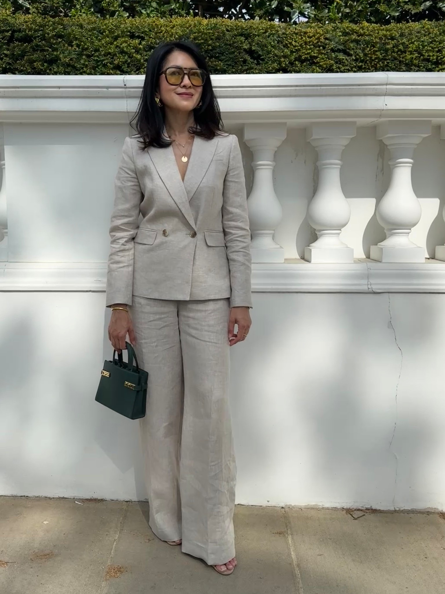 This suit! 🖤🤎🤍