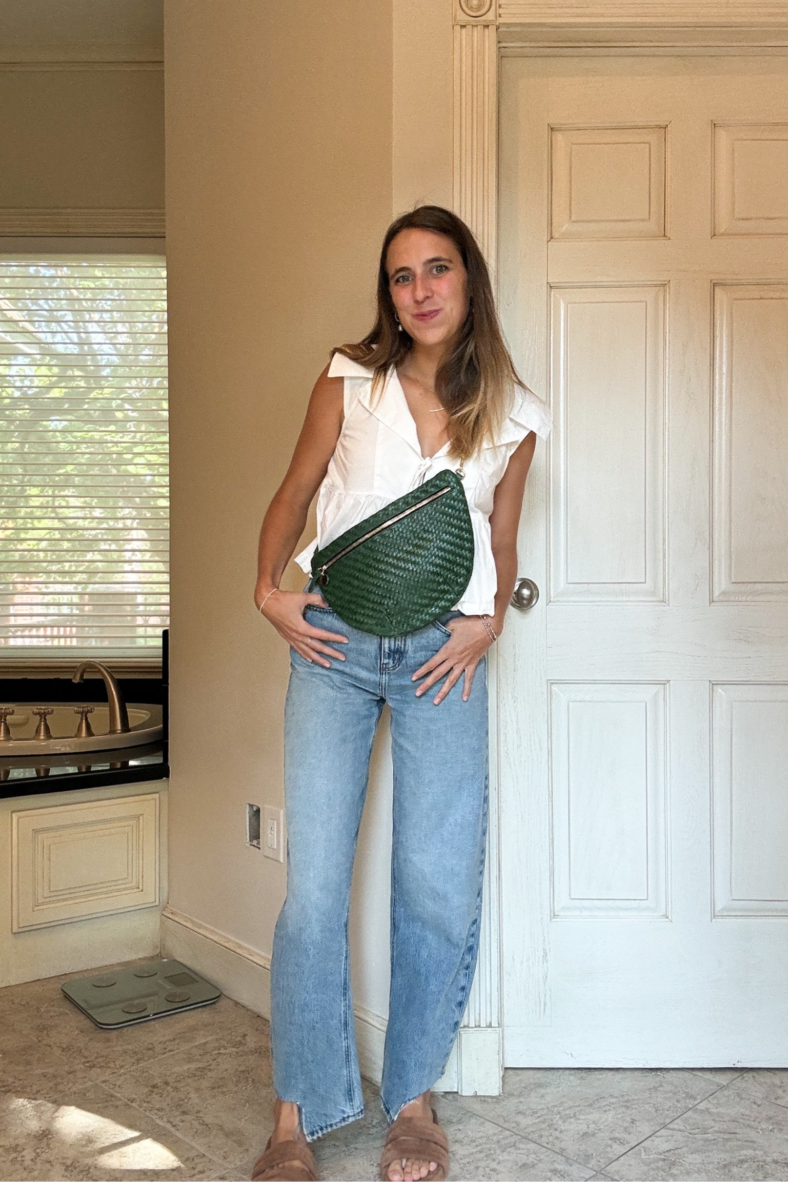 24 in jeans and extra small top! 

#LTKSaleAlert #LTKFindsUnder50 #LTKStyleTip