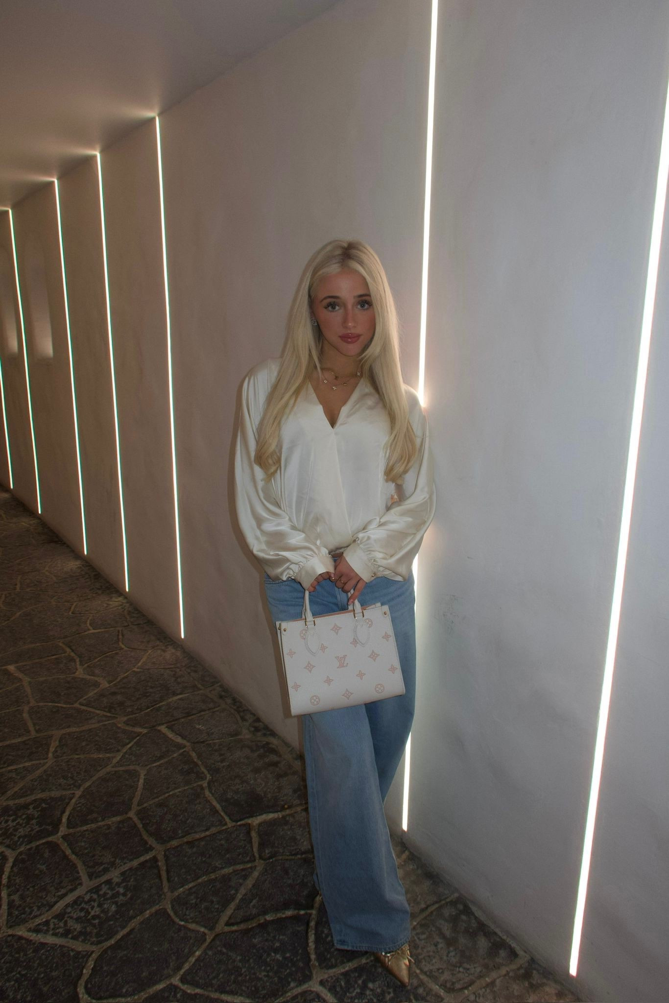 🤍✨

Satin blouse, balloon sleeve, wide leg jeans, agolde jeans, kitten heels, date night

#LTKdatenight #LTKspring #LTKjeans