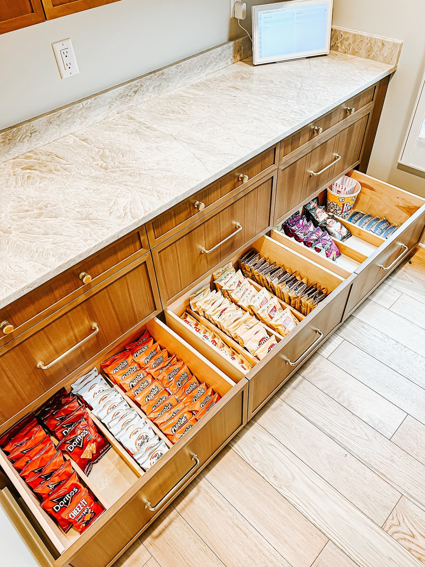 A pantry designed for beauty AND function. Your space should look good, but it should more importantly feel good. The right product = the right systems. 

….& grabbing a snack SHOULD be this cool 😎

#organizedbyjm #pantry #pantryorganization #homegoals #homeorganization