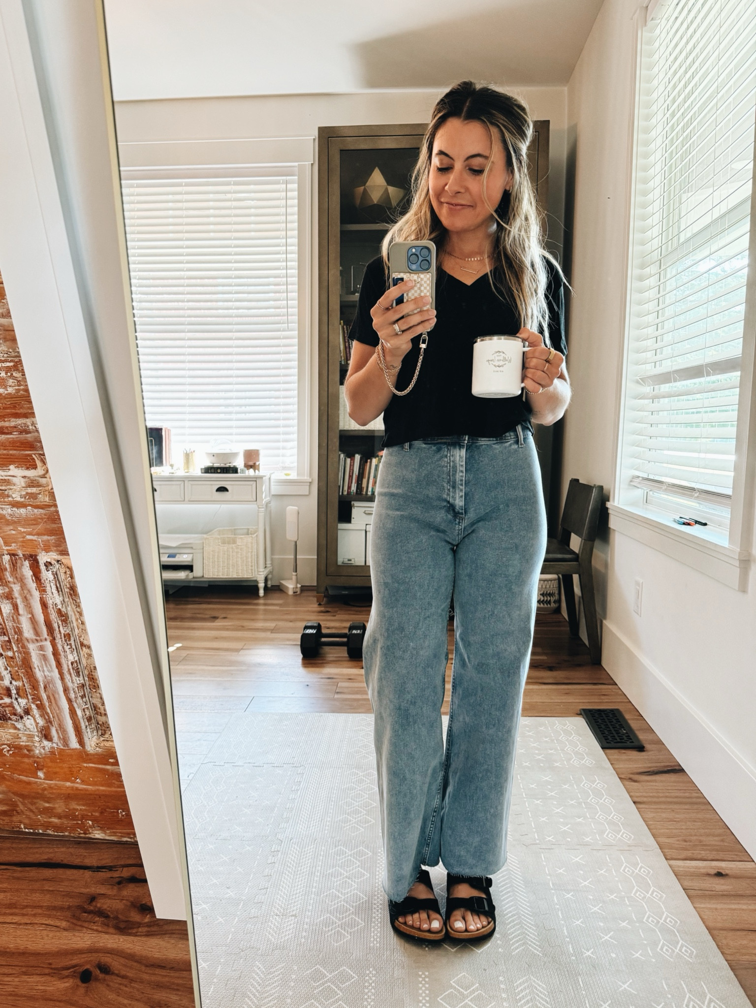 Jeans + 🖤black
Jeans: @shopdesertroots on IG
Tee: AE
Birkenstock dupes: Amazon 
Mug 😉: @thewellnessloungelebanon