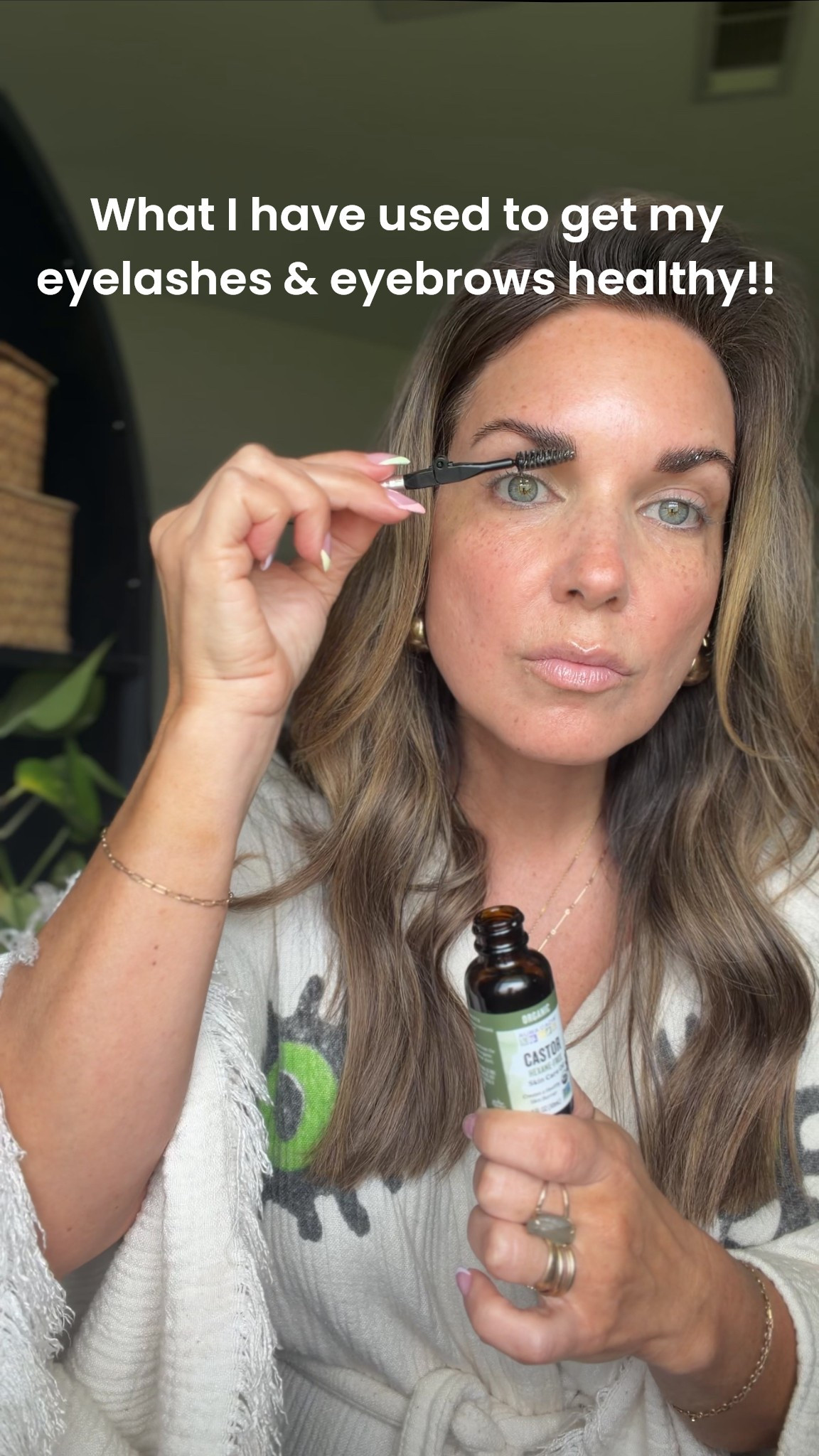 3 estheticians told me to start using castor oil on my eyebrows and lashes!!!! 
Conditions, helps with breakage, and stimulates hair growth!! 

#LTKmomlife #LTKmorningroutine #LTKselfcare