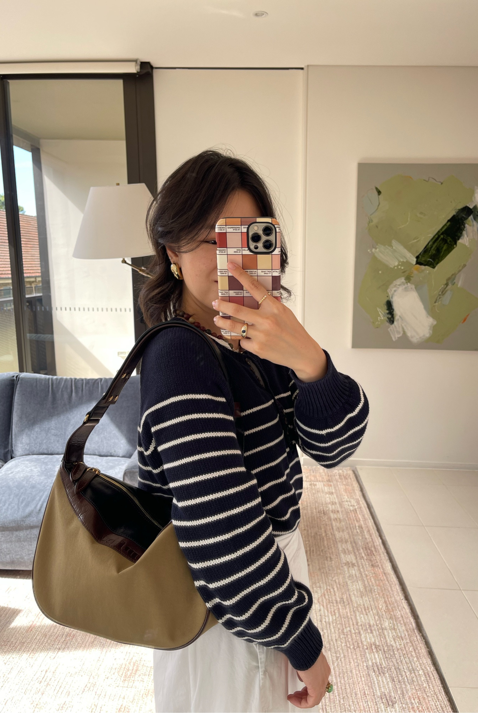 Very in love with the brown khaki tones on this bag. It’s made from a canvas leather mix. 