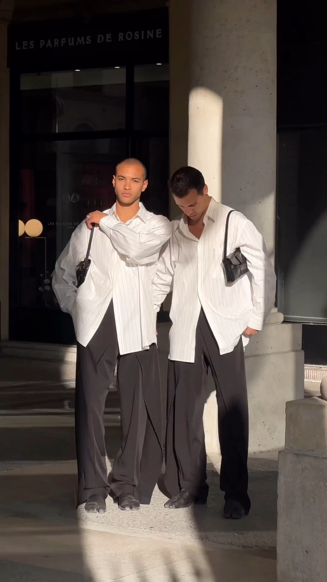 Paris Fashion Week Bouguessa

chemise en coton, chemise rayures fines, chemise blanche, pantalon ample noir, layered pants, bottines noires fendues
#PFW #ParisFashionWeek #PFWxLTK

#LTKmens #LTKshoecrush