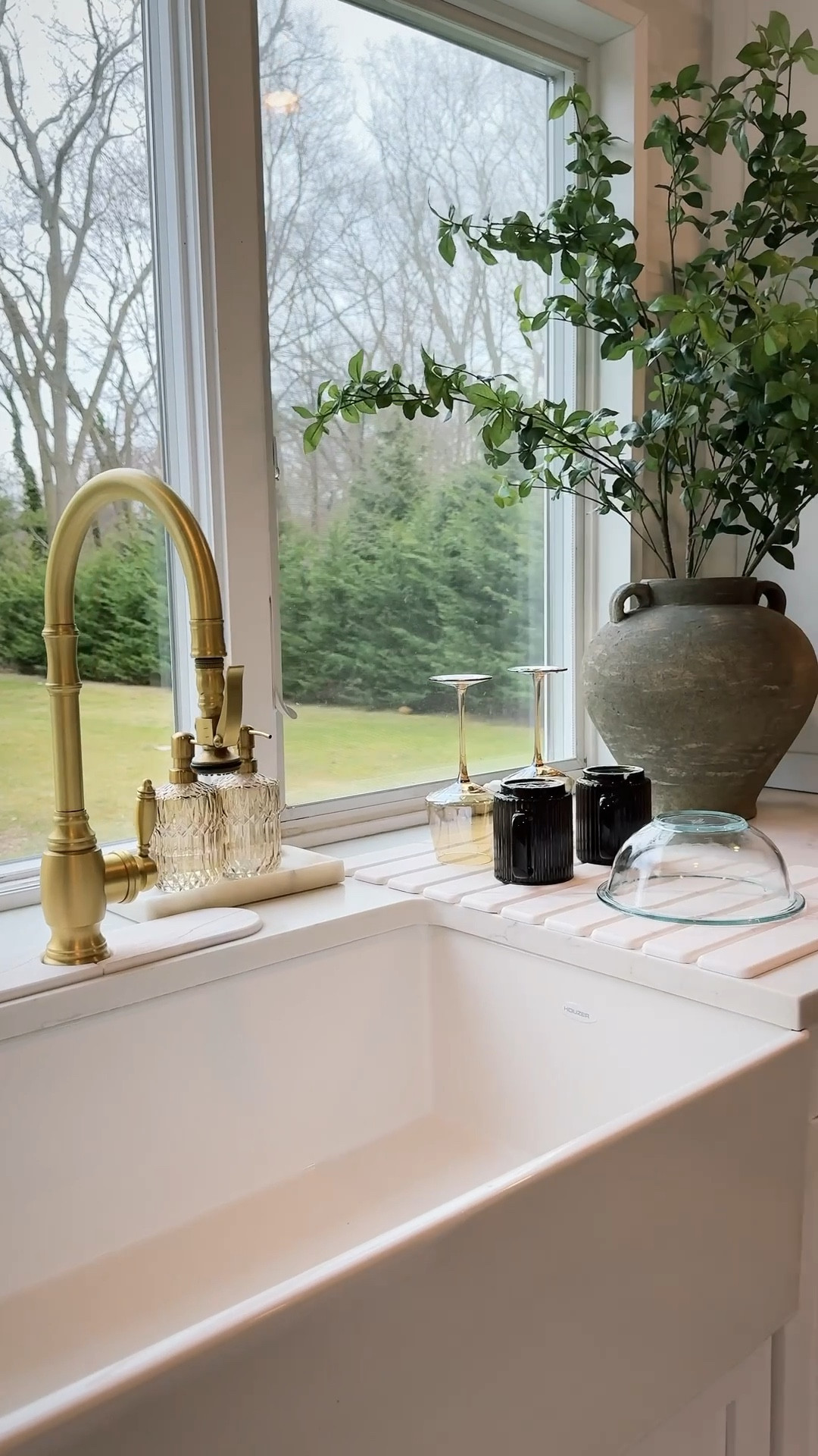 Must-have kitchen finds you’ll love for your home! ✨
• water-absorbing dish drying stone mat
• amber glass soap dispensers 
• dish towel holder
• gold sponge holder



#LTKSaleAlert #LTKActive #LTKHome