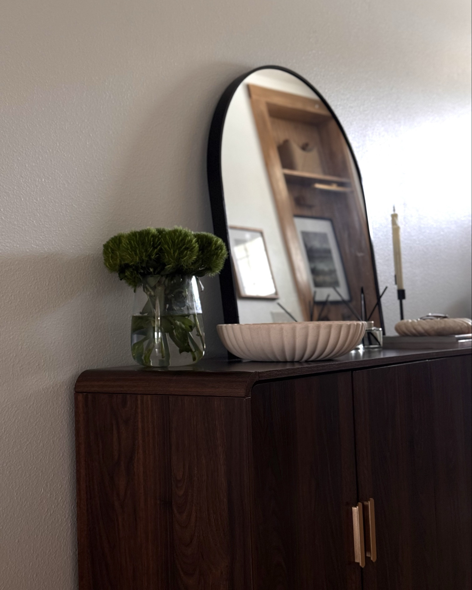 Love how my entryway cabinet is turning out 😍 #etryway #entrancedecor #entrywaytable #sideboardcabinet
#shoestorage 