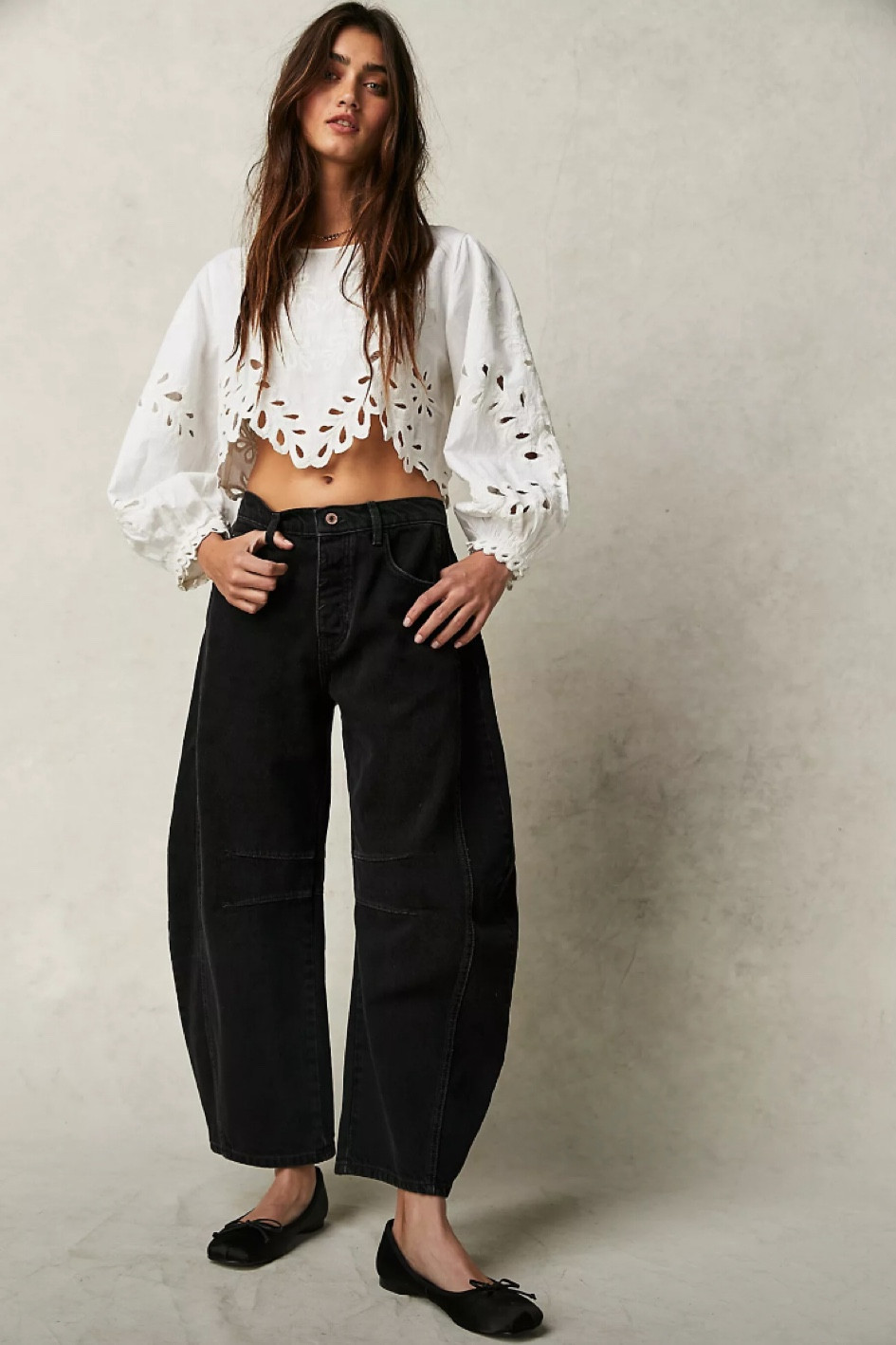 The perfect staple to any outfit. Black barrel jeans! #winter #winterpalette #neutral

#LTKcanada
