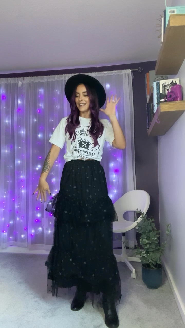 Witch sister 🐈‍⬛🌙🖤

Tee: SM
Skirt:SM
Boot: 7

#LTKstyletip #LTKHalloween #LTKfindsunder50