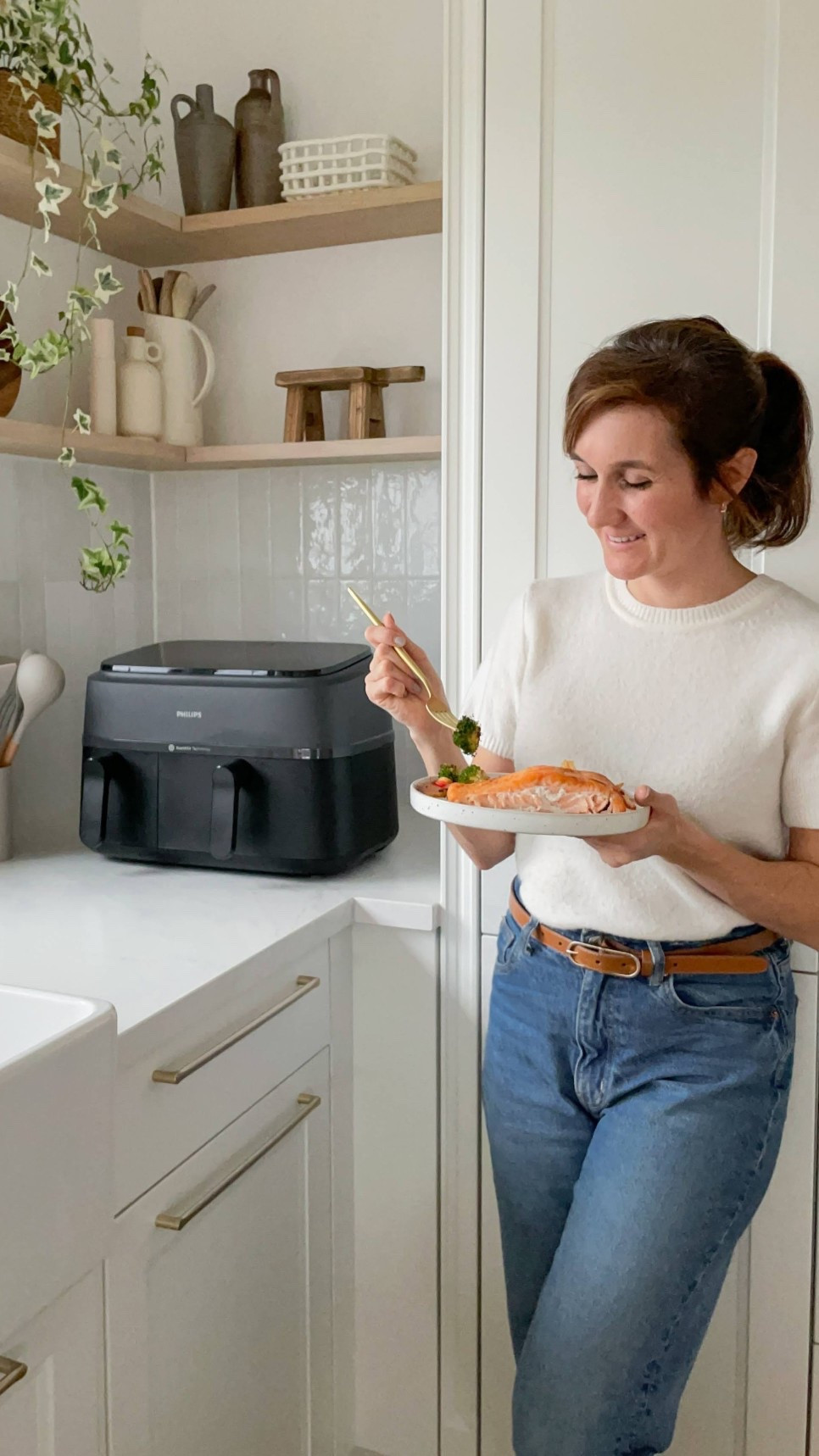 Als dreifach Mama muss es in meiner Küche immer schnell gehen! Kein Problem für die revolutionäre Heißluftfritteuse, mit der ich in den 2 unterschiedlich großen Körben 2 verschiedene Gerichte gleichzeitig kochen kann. Mit dem Philips AirFryer werden die Mahlzeiten nicht nur außen knusprig und innen zart, sie haben auch noch 90% weniger Fett! Mit den 8 voreingestellten Kochprogrammen kann ich richtig kreativ werden mit meinen Familienmahlzeiten, und mit der Timing Funktion brennt auch garantiert nichts an! Auch um Gerüche brauche ich mir keine Sorgen mehr zu machen, denn die Innovative Heißluftzirkulations-Methode sorgt für ein sicheres und geruchsfreies Braten, Rösten, Backen oder Grillen. Und der spülmaschinenfeste Korb lässt sich auch noch mühelos reinigen! 

Bei uns fast täglich in Gebrauch und aktuell auch noch im Rahmen der Black Friday Amazon Deals reduziert 🥳  | Anzeige @amazonde

#LTKCyberWeek #LTKdeutschland #LTKsale