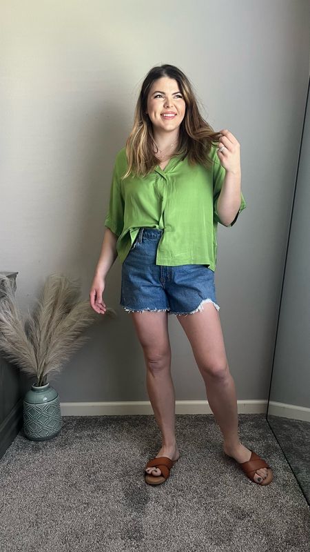 Casual spring luck or vacation luck with shorts from Abercrombie. These are the 4 inch mom shorts. I ordered a size 32, but I’m going to return and order in a 31, I’m typically a size 12.

I love this boxy shirt from H&M too, it’s such an easy way to dress up a casual look 


#LTKunder50 #LTKcurves #LTKstyletip