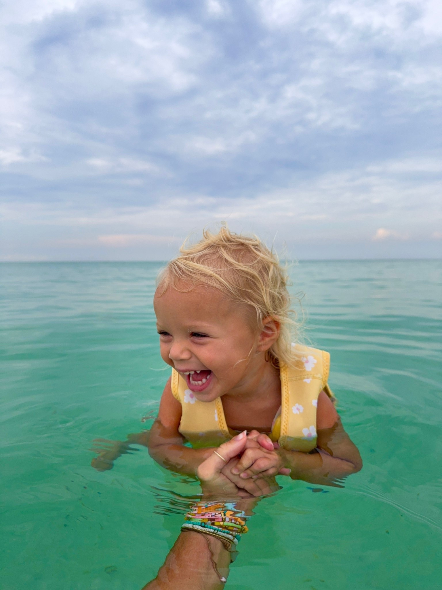 Morning swim! Avalai loves her swim vest from SunnyLife! ☀️