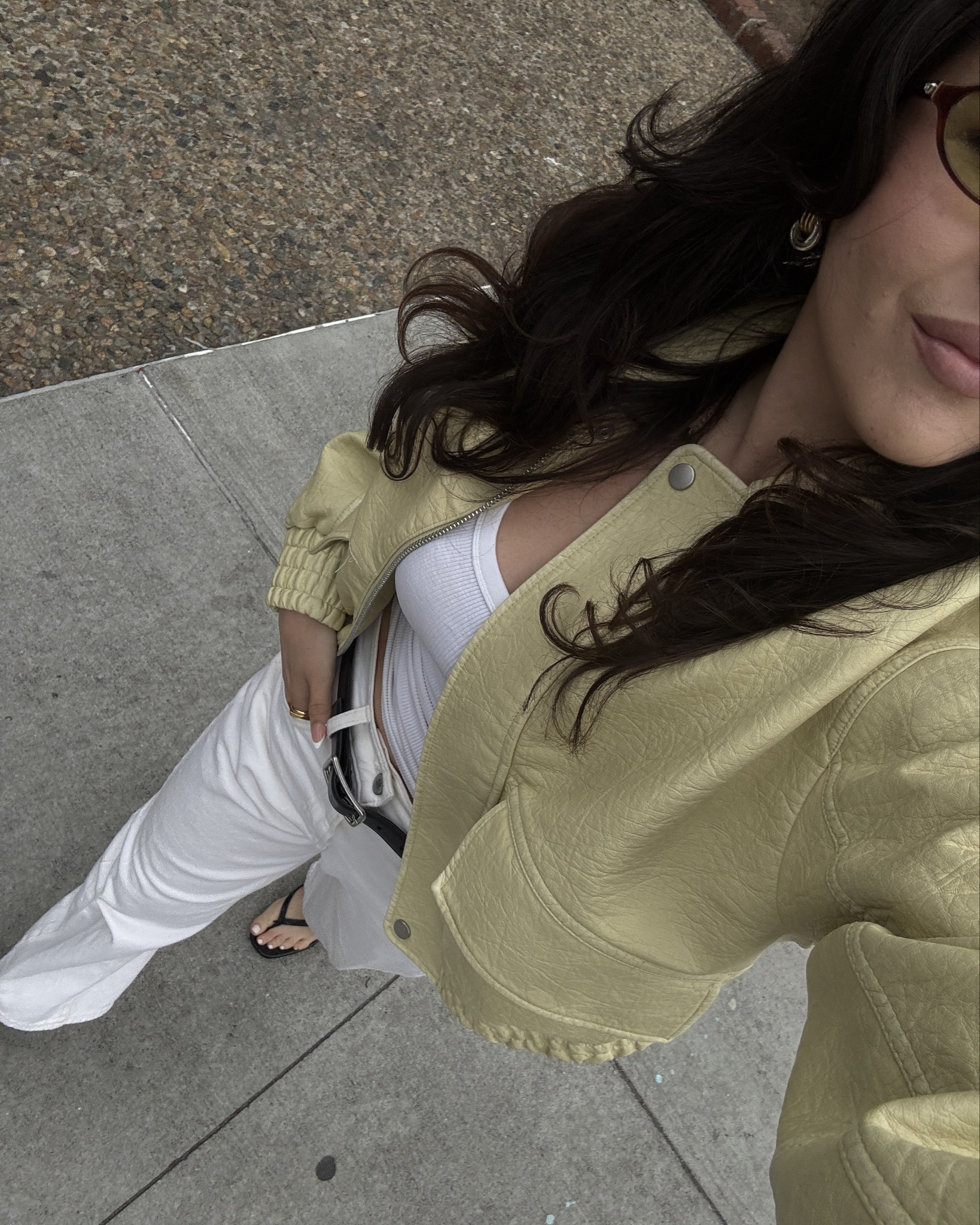 Loving this monochromatic white look with butter yellow 💛