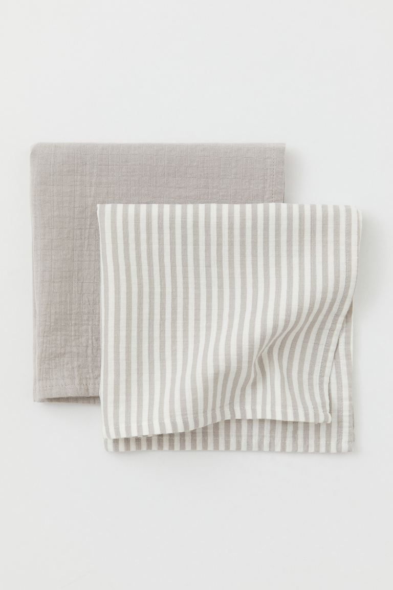 Small muslin blankets in organic cotton with good breathability – you can never have too many o... | H&M (US)