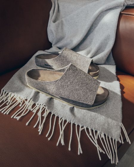 SALE 🚨 20% off ‘Ash Melange’ and ‘Cement’ wool-felt Birkenstock sandals… FEAR OF GOD x BIRKENSTOCK Los Feliz Wool-Felt sandals in ‘Ash Melange’ (size 41). A cozy pair that’s easy to dress up with some trousers or down with some sweatpants. Perfect for the Spring season. Made with a wool felt Upper and premium tonal leather footbed.