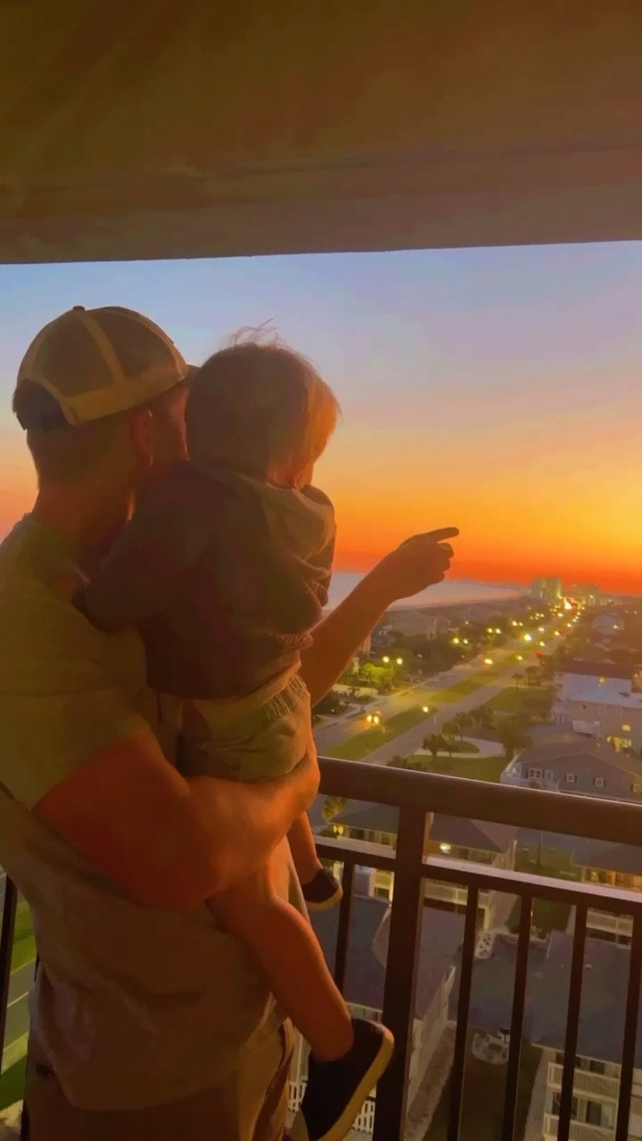 Jesus always has a way with showing off with sunsets for our anniversary… every single year 🌅🙏🏽🤍 Thank you, Lord, for this past year of loving you and one another… and we just have a feeling that year 5 ahead is going to be the very best one yet 🥹🫶🏽🥰🙌🏽

#LTKfamily #LTKbaby #LTKtravel