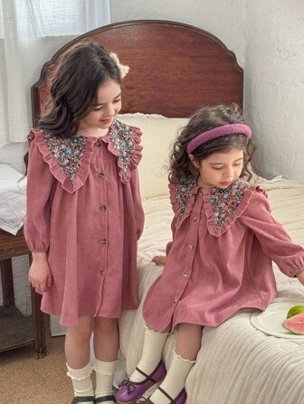 LMoss Kids LMoss Young Girl Woven Solid Color Patchwork Ditsy Floral Peter Pan Collar Casual Dress, Girls Spring Autumn French Style Dress, Autumn Dress Kids,Cozy Fall & Winter Styles,Christmas,Fall Clothes,Long Sleeve,Fall Dress,Young Girl Floral Pattern Lace Collar Dress,Cozy Fall & Winter Styles,Fall,Pink Dress,Fall Dresses,Long Sleeve | SHEIN