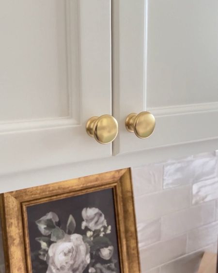These brass kitchen knobs are just the right piece for giving your kitchen cabinets a fresh new look!
#homedecor #designtips #accentdesign #kitchenrefresh

#LTKstyletip #LTKhome