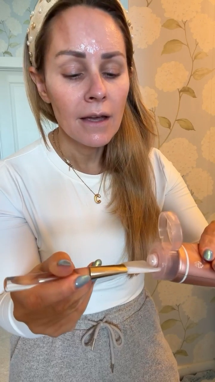 Dry skin’s secret weapon ✨
This collagen night mask is my go-to when my skin needs extra moisture + bounce. I wake up with skin that looks plump, smooth, and actually hydrated — not tight.
#collagenmask #nightskincare #dryskinsolutions #glowingskin #hydratedskin #skincareroutine