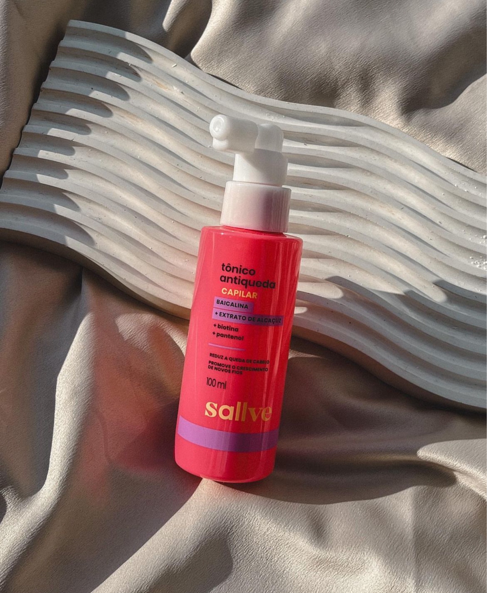 O Tônico Antiqueda Capilar da Sallve promete auxiliar no controle da queda, aumentar a e densidade e crescimento de novos fios, tudo isso sem deixar o cabelo duro ou oleoso.
Ele cumpre mesmo o que promete e funciona muito bem como um auxiliar no tratamento da queda, já que ele não é um medicamento.
O diferencial para mim é a textura. Eles realmente conseguiram fazer um produto que não deixa o cabelo pegajoso, duro ou oleoso. Dá para usar e continuar com os fios bonitos. Quem usa tônico capilar, como eu, sabe o quanto é difícil encontrar produtos assim.

#LTKbeauty #LTKbrasil