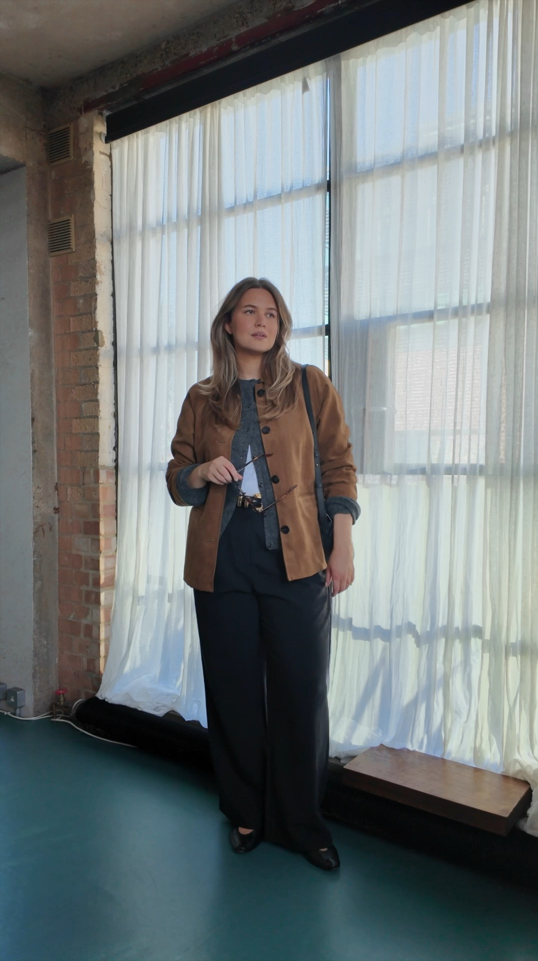 Asking a professional stylist how to wear a suede jacket for the spring season 🌷 

Abercrombie Sloane trousers W33 L
White t-shirt
H&M oversized grey cardigan [XL]
Dehanche gold buckle belt 
Black ballet pumps
Polene black bag 
Tortoiseshell sunglasses 

#LTKcurves #LTKstyletip #LTKspring