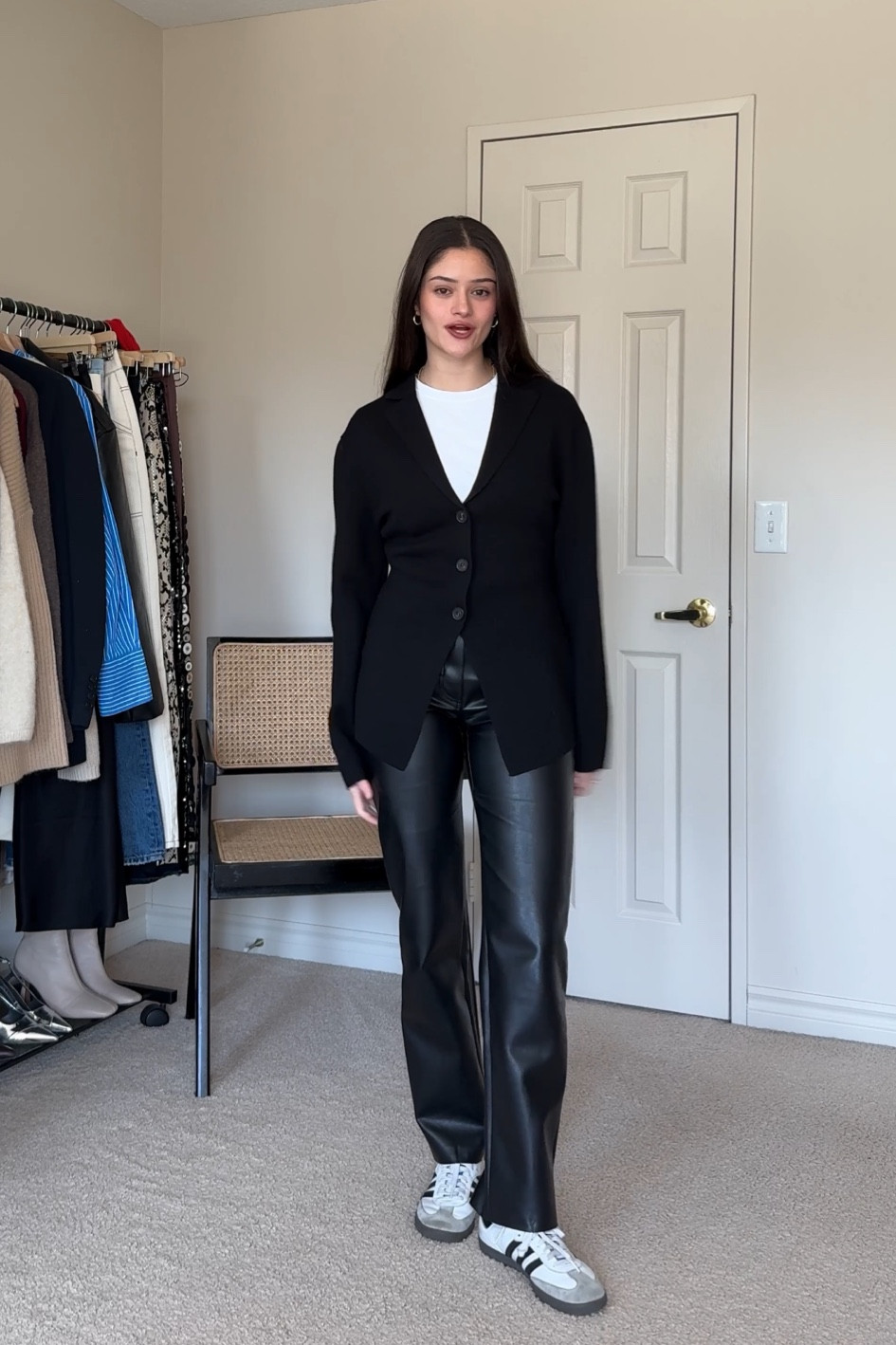 Casual all black leather pants outfit

#LTKstyletip