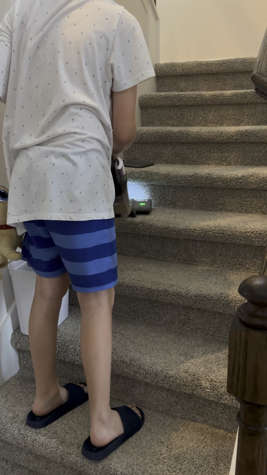 Versatile cordless stick vacuum! This vacuum is perfect for stairs, hard floors and nooks and crannies! 

#chores #cleaning #vacuumm