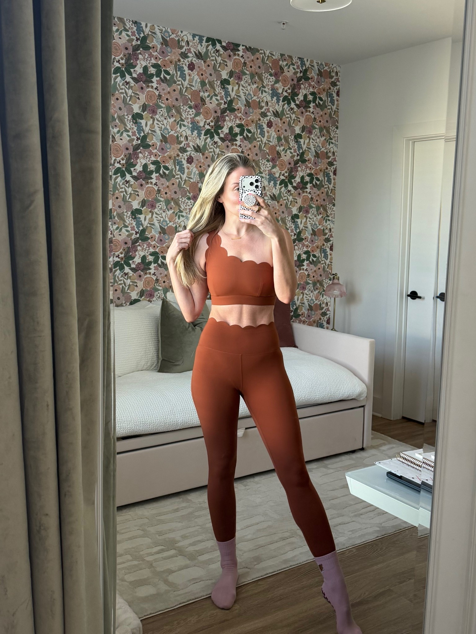 Obsessed with this brand! Give me scalloped everything 😍 Use code LOO to save $$

It does run a bit small so I am wearing a medium in the leggings and the bra 

I also have a pink set from them which is stunning! 

@WISKII #activewear #pilates #wiskii 