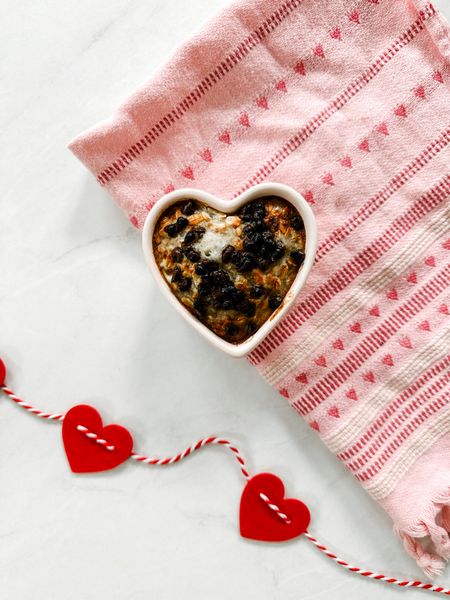 Super easy baked oatmeal in pink heart ramekins from Amazon