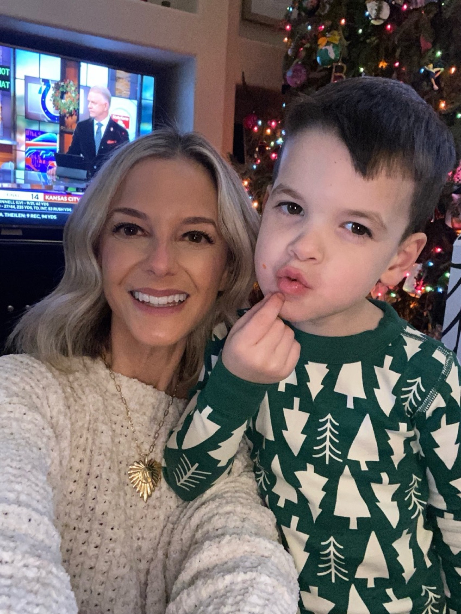 This necklace has my heart - literally! It’s lightweight and you can build upon it with additional charms. 🤍

#LTKGiftGuide #LTKover40 #LTKstyletip