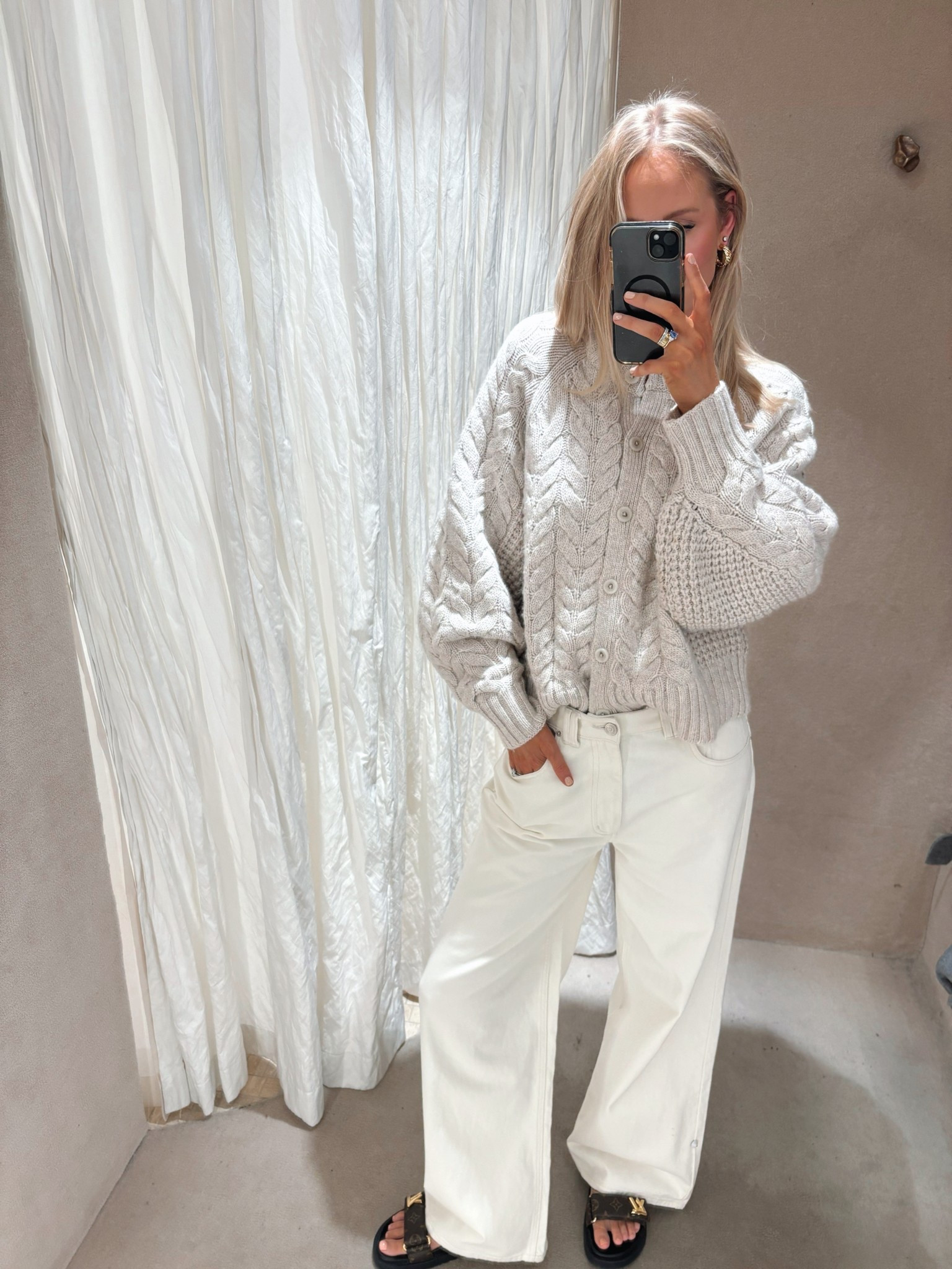 The cardi that belongs in everyone’s wardrobe and if you’re a tall girl - these jeans are great! The jeans are currently 20% off too! 

#LTKwinter #LTKaustralia #LTKsale