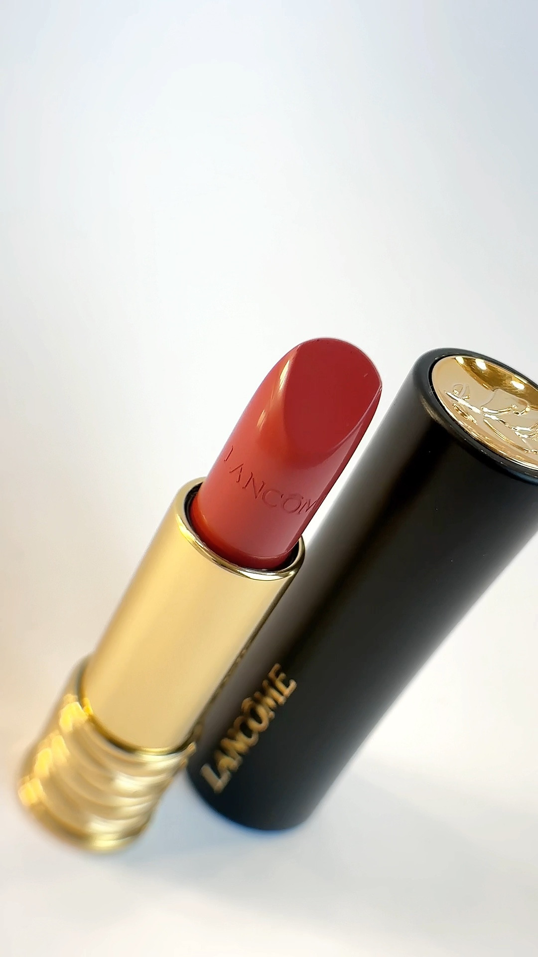 Descubra o segredo para lábios perfeitos com o: 
Batom L'Absolu Rouge da LANCÔME 💄 

Sua fórmula hidratante proporciona conforto e maciez, enquanto suas cores vibrantes dão um toque de elegância a qualquer look, sem contar que o vermelho está mais em alta do que nunca .

Ele tem óleo de rosas na composição e uma hidratação de até 18 horas, e juroooo fica muito confortável nos lábios, uma textura realmente leve, e com durabilidade.

Já conheciam essa linha de Lancôme?!

Adquira clicando no produto aqui embaixo ⬇️😍

#LTKbrasil #LTKbeauty #LTKU