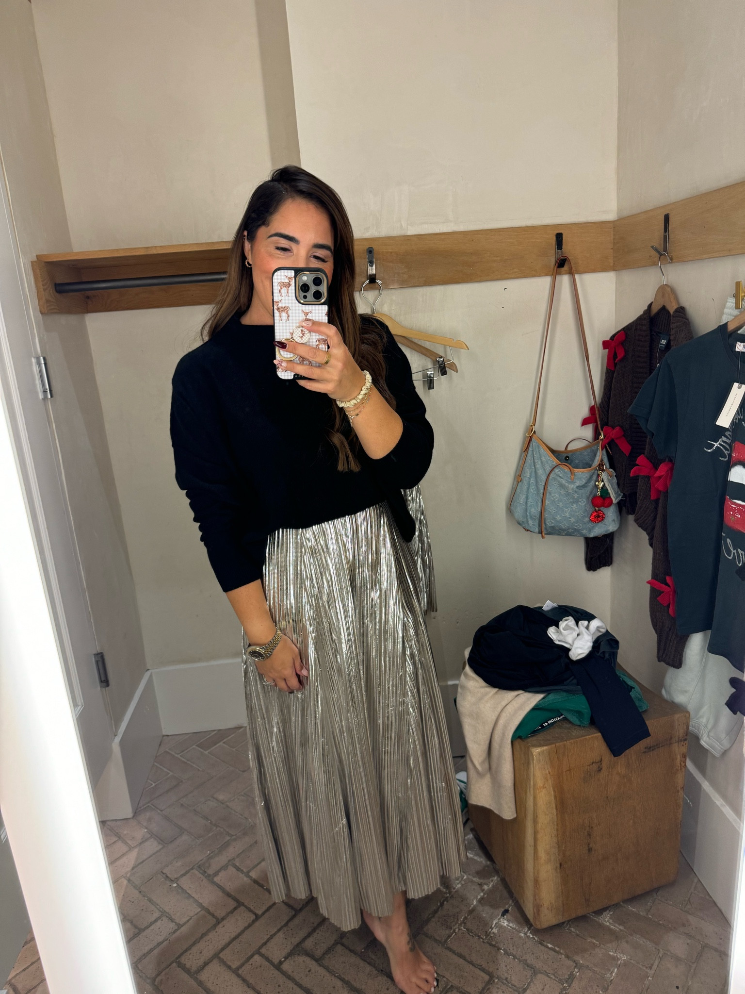 Family pictures outfit, I wanted to add a little glam to this year’s pictures and I know I’ll be wearing this skirt all season! It ran big IMO. Wearing a xs, I can’t get enough of this sweater, I own it in a few colors! It’s so soft 🖤 wearing a medium 