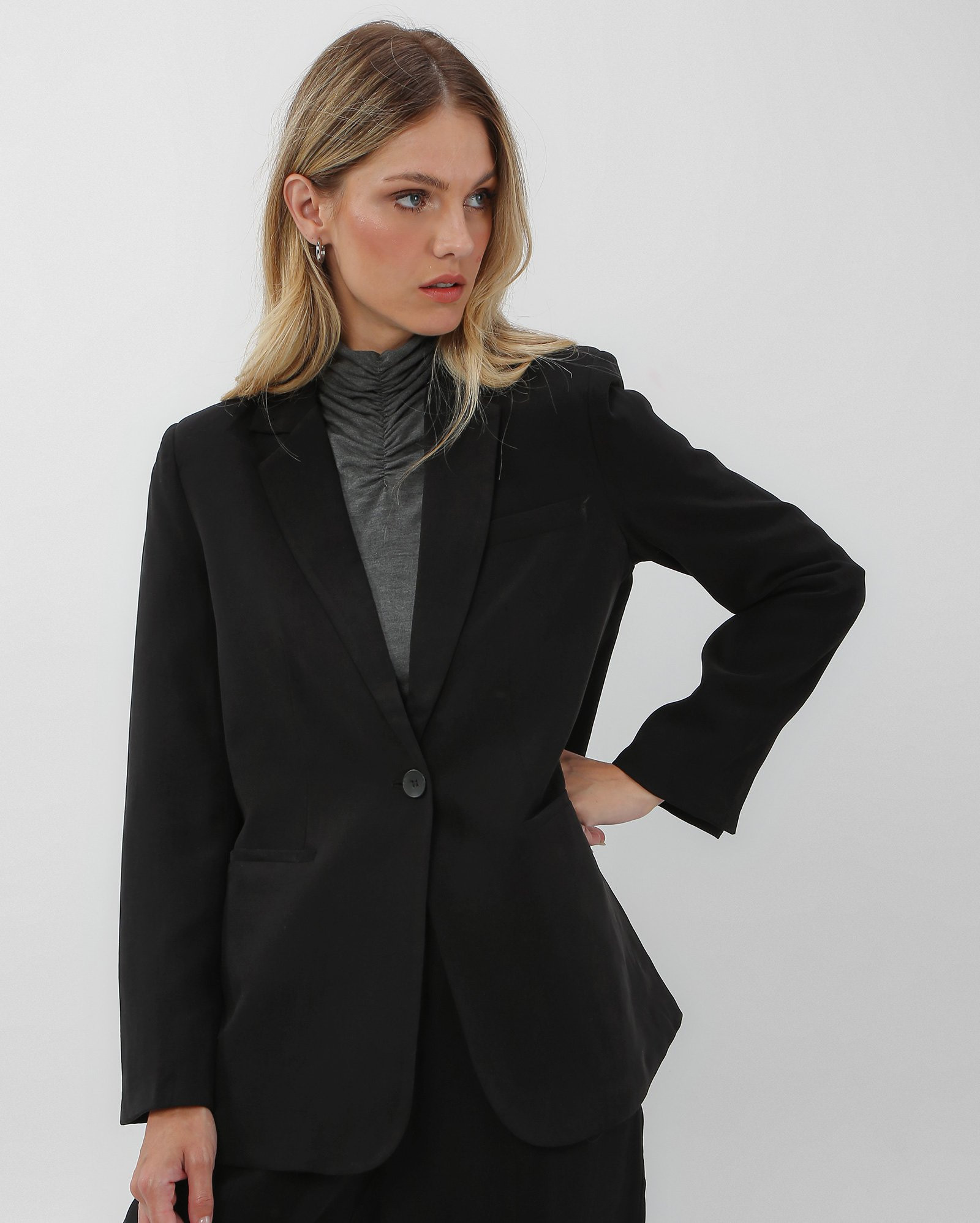 Blazer feminino com lapela preto | AK by Riachuelo | Riachuelo (BR)